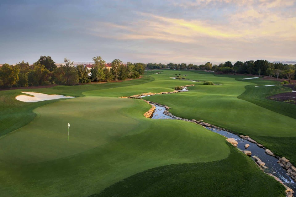 How to play the 18th hole on the Earth course at Jumeirah Golf Estates