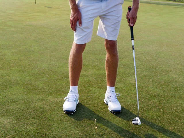 One-Hand Putting - Importance of keeping the putter face square